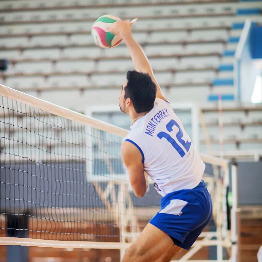 Alumno jugando voléibol, Borregos Tec
