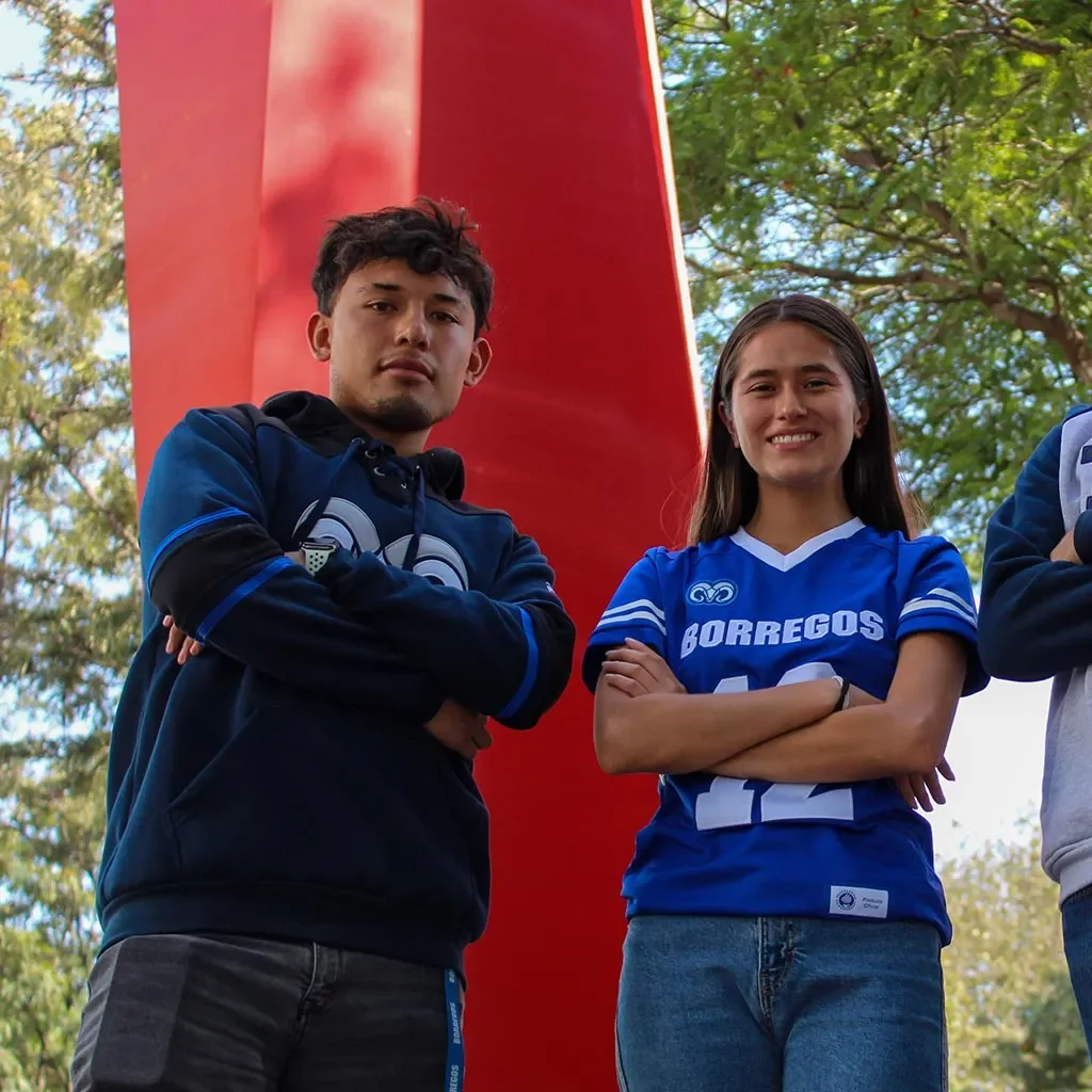 Personas utilizando ropa de TECStore