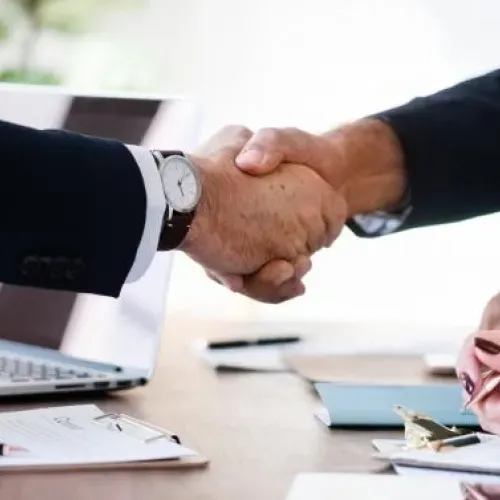 Emprendiendo a través de alianzas, responsabilidad social y comunicación social